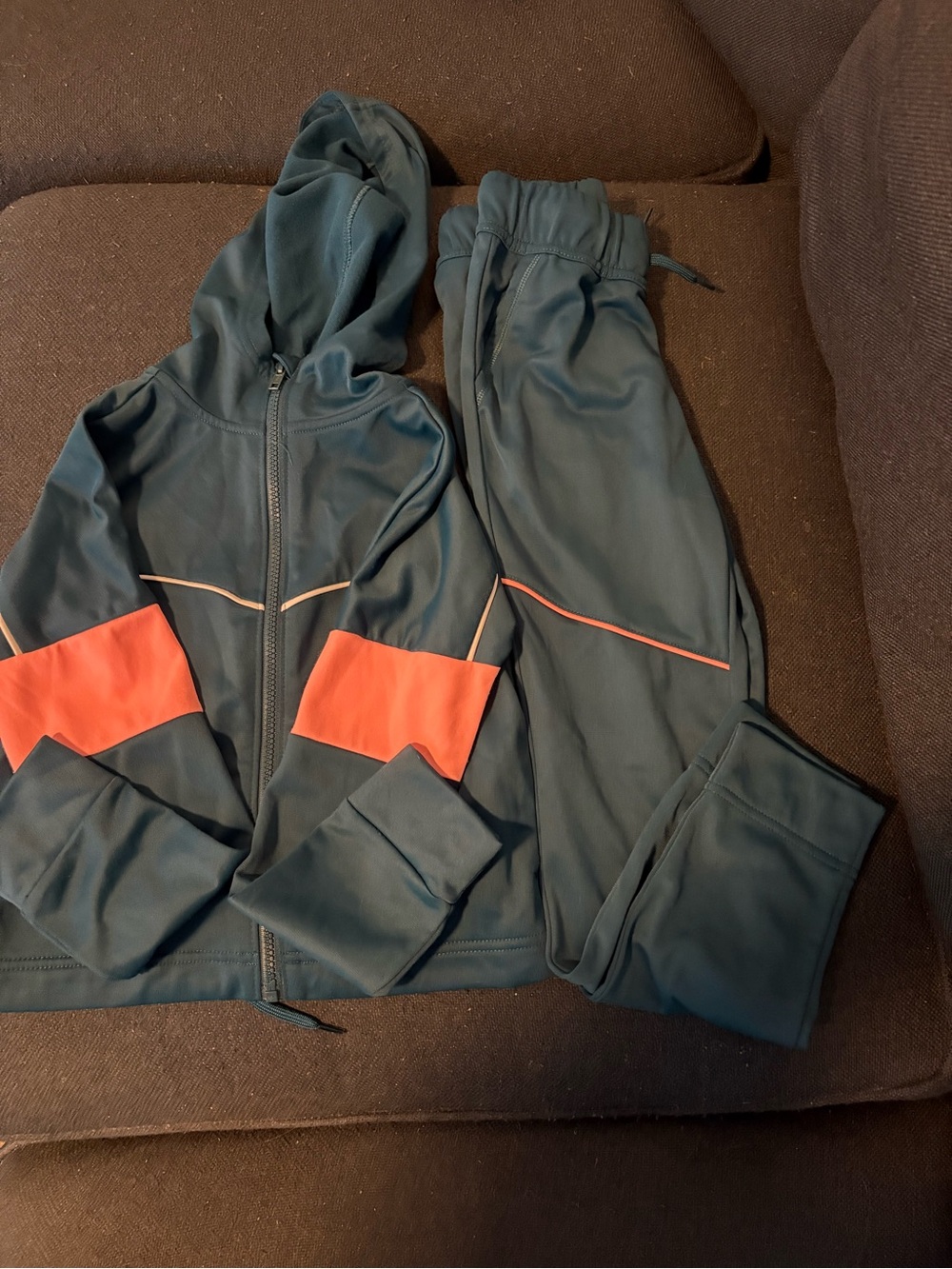 EUC Tek Gear Track Suit. Girls size 7. Barely worn.